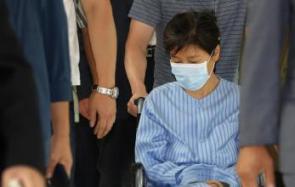 朴槿惠连日受审扛不住了 坐轮椅去医院看病