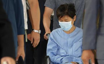 朴槿惠连日受审扛不住了 坐轮椅去医院看病