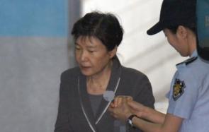 朴槿惠穿凉鞋出庭受审 狱警搀扶下一瘸一拐走向法院