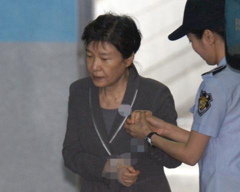 朴槿惠穿凉鞋受审 狱警搀扶下一瘸一拐走向法院