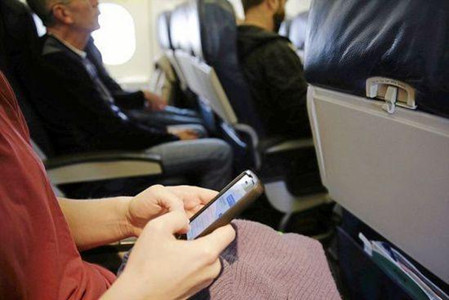 飞机上能玩手机了？民航局解除电子禁令，专家称只差一样东西