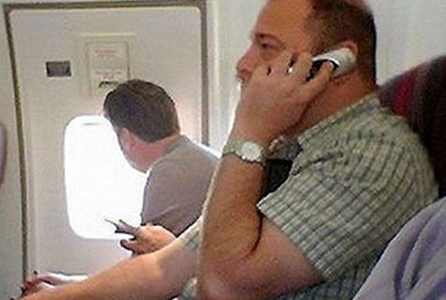 飞机上能玩手机了？民航局解除电子禁令，专家称只差一样东西