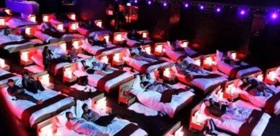 世界上最奇葩的电影院，双人床带洗澡
