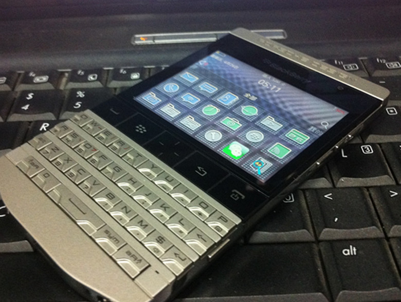 黑莓p9981  搭载BlackBerry OS 7.0操作系统