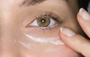 眼霜一般什么时候用 眼霜的正确涂抹方法