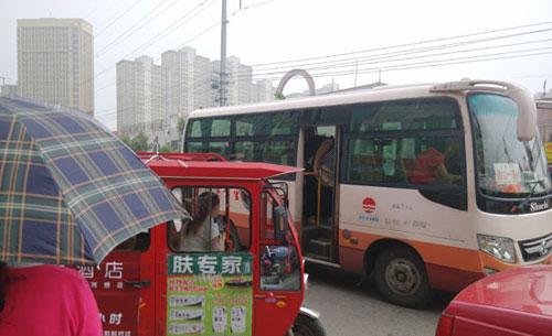 北京旧宫镇公交车三轮相撞 乘客严重受伤