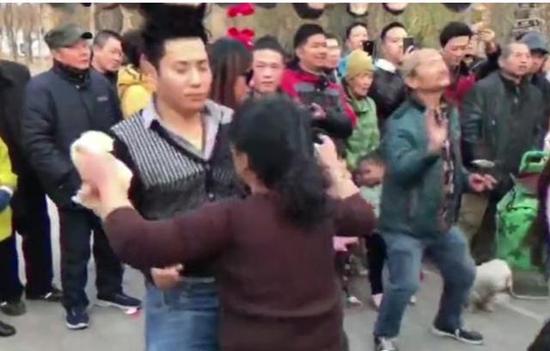 市民阻止尬舞直播：我们郑州不要这种网络乞丐