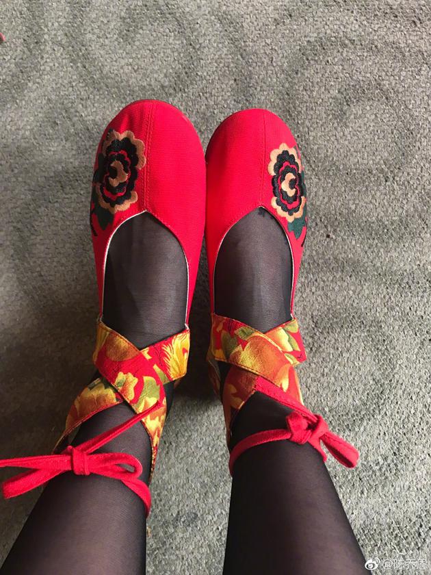 陈乔恩游水乡性感黑丝袜配上红色名族特色的布鞋