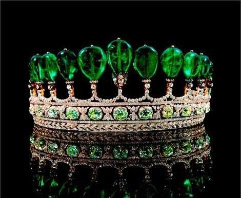 被苏富比拍卖的镶绿宝石及钻石皇冠