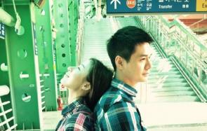 杨怡罗仲谦新婚甜如蜜 背靠着背坐在韩国地铁站的长椅上