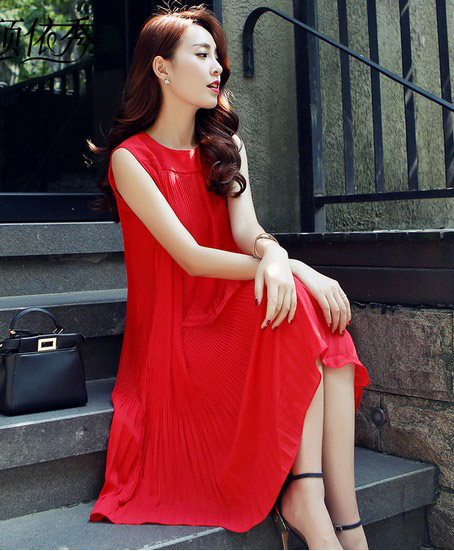 红色连衣裙搭配